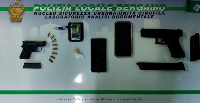 Con la pistola Beretta in compagnia dell’amico spacciatore: arrestati dalla polizia locale