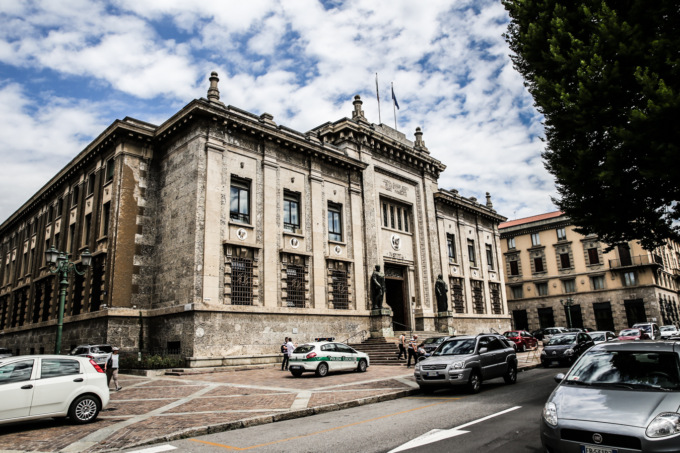 «Quei baci erano solo segni di tenerezza»: la replica del parroco ai presunti abusi