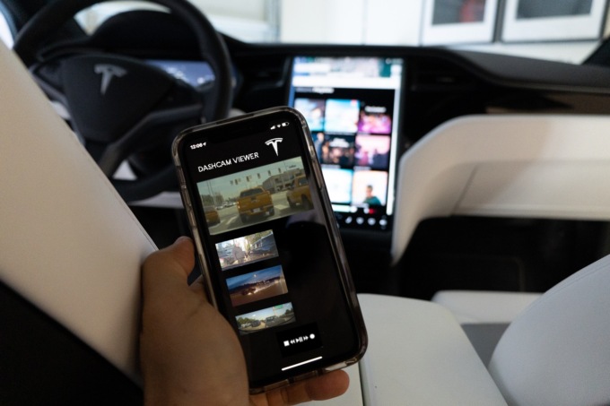 Ladri incastrati dalle telecamere di una Tesla mentre trascinano una cassaforte