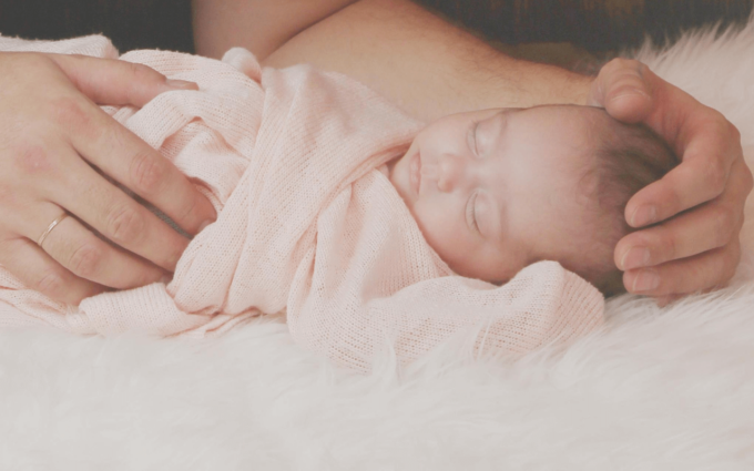 Come curare la testa piatta nei neonati?