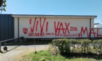 Scritte no-vax al cimitero di Bolgare: «Dossena ucciso non da un malore ma dai vaccini»