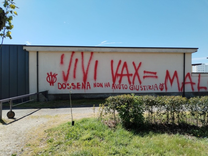Scritte no-vax al cimitero di Bolgare: «Dossena ucciso non da un malore ma dai vaccini»