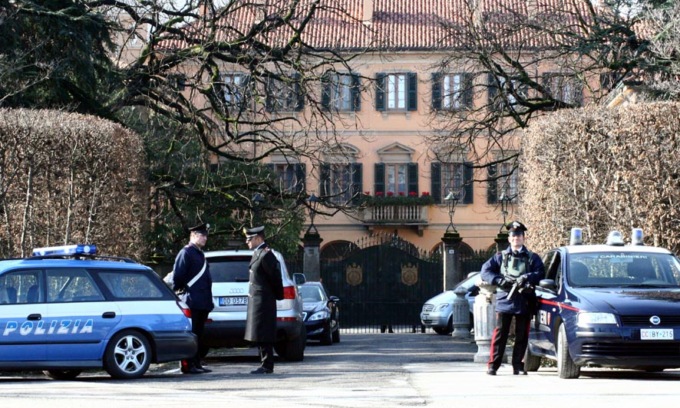 Bergamasco cerca di entrare nella villa di Berlusconi ad Arcore al grido di «papà, papà»