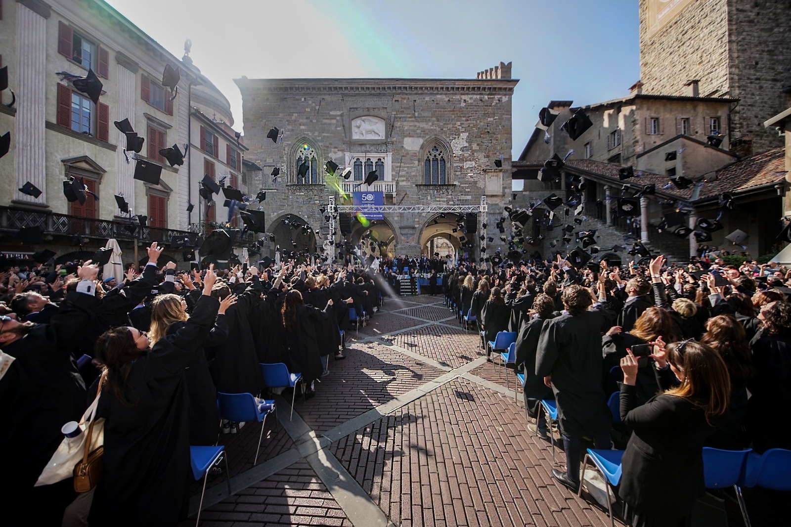 04. Graduation Day 2018_UniBg_Lancio del tocco in Piazza Vecchia