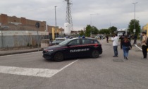 Sparatoria fra bande in un parcheggio a Brembate: tracce di sangue sull'asfalto