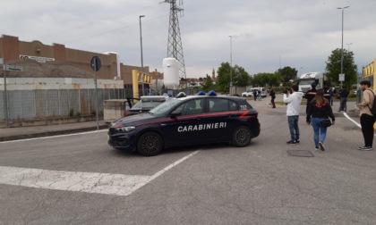 Sparatoria fra bande in un parcheggio a Brembate: tracce di sangue sull'asfalto