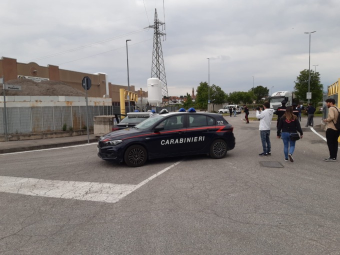 Sparatoria fra bande in un parcheggio a Brembate: tracce di sangue sull’asfalto