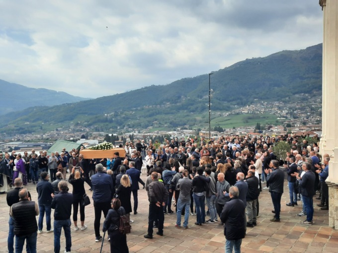 L’ultimo applauso per Luca Carminati: «Sarai per sempre il nostro numero uno»