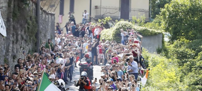 Il caos col fumogeno, poi lo schiaffo a uno spettatore del Giro d’Italia: Daspo a 34enne