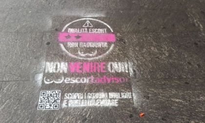 Graffiti con pubblicità di escort in centro, l'indignazione dei cittadini a Lecco