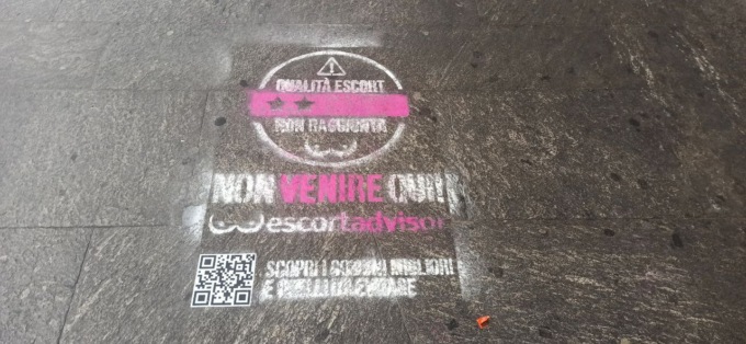 Graffiti con pubblicità di escort in centro, l’indignazione dei cittadini a Lecco