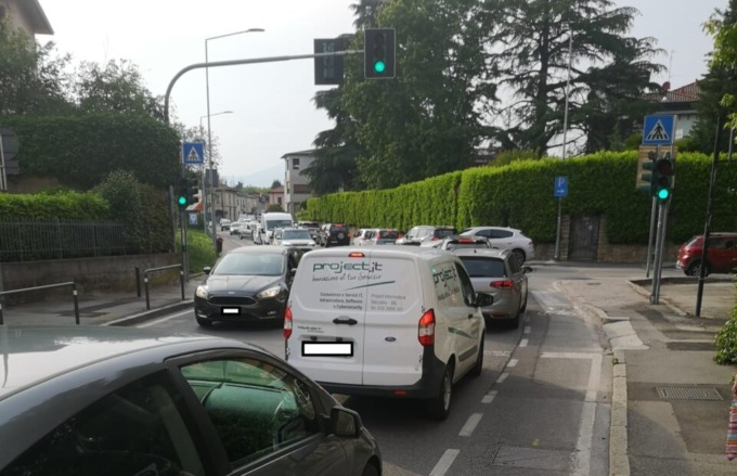 Delirio traffico: a Pontesecco code raddoppiate. E non è ancora finita