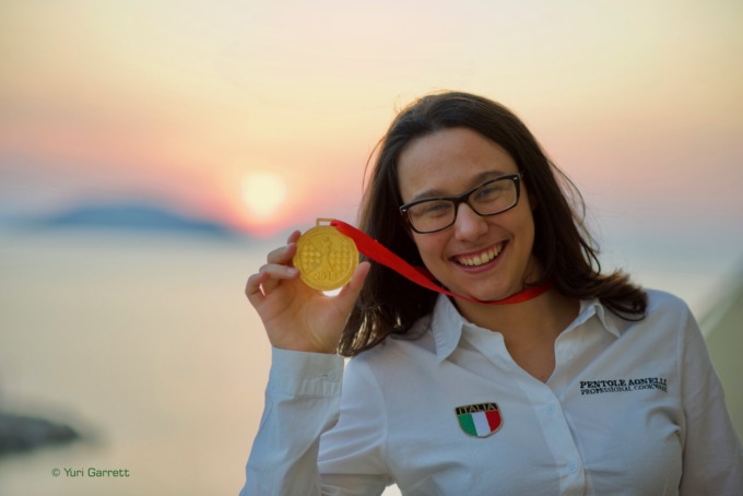 Scacchi, la pluricampionessa italiana Brunello (bergamasca) sfida tutti in piazza Vecchia