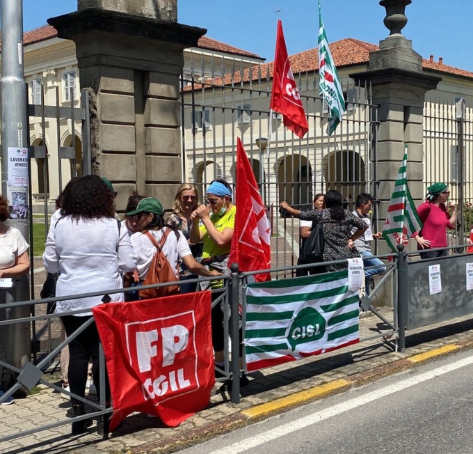 I lavoratori di Casa Serena in protesta perché dal 1° giugno verranno “ceduti” a una cooperativa