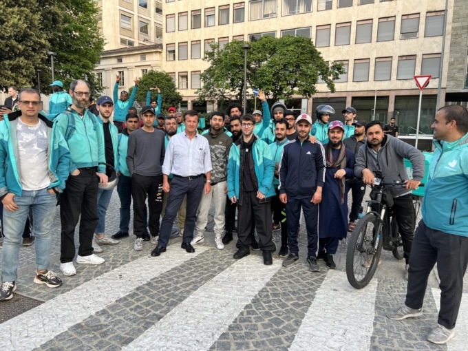 Sciopero dei rider di Deliveroo in piazza Matteotti. Gori: «Hanno diritto a paghe dignitose»