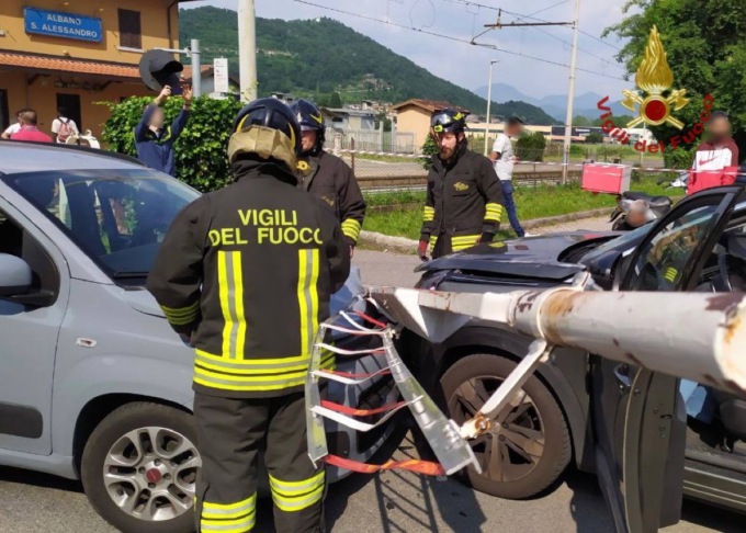 Incidente al passaggio a livello di Albano: traffico ferroviario fermo