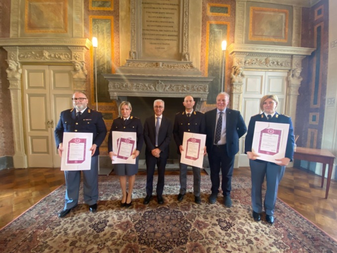 Consegnati sei diplomi di croce al merito e all’anzianità a quattro appartenenti alla Polizia di Stato
