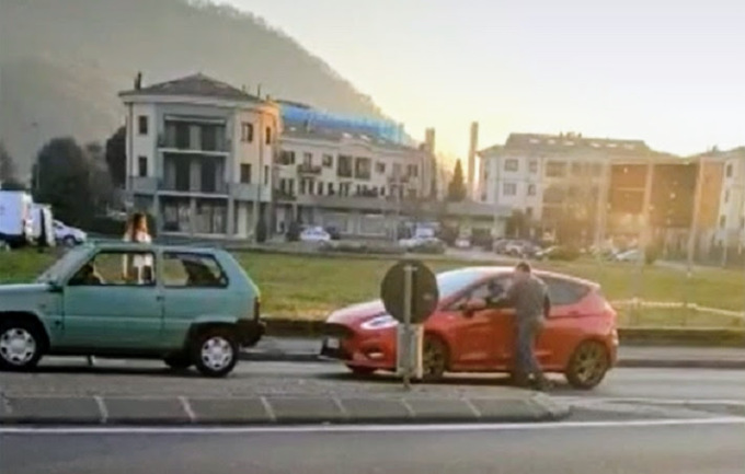 Insulti e dito medio, il video della lite in strada a Cisano fa il giro dei social