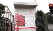 Neonata abbandonata alla Culla della Croce Rossa. La mamma: «Un bacio per sempre»