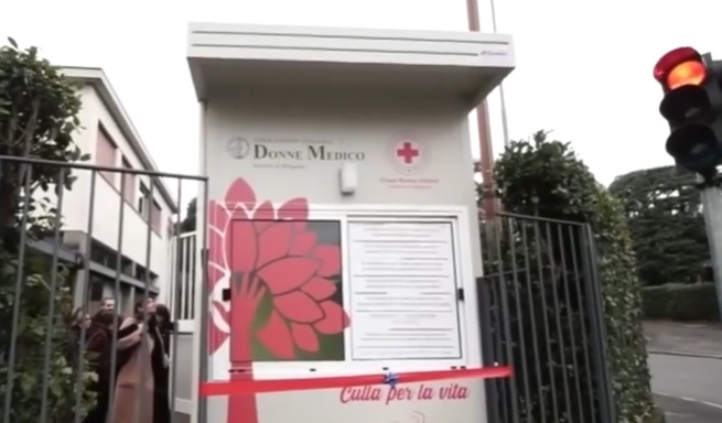 Neonata abbandonata alla Culla della Croce Rossa. La mamma: «Un bacio per sempre»