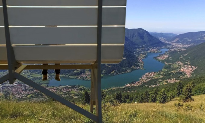 Ecco la Panchina gigante del Doppio Lago: vista mozzafiato su lago d’Endine e d’Iseo