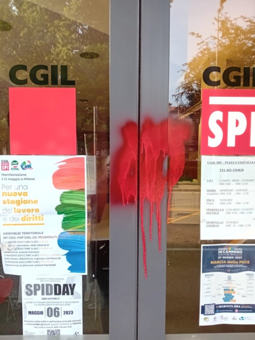 Imbrattate alcune sedi dello Spid Day, contro la “dittatura digitale”. Angeloni: «Che noia»