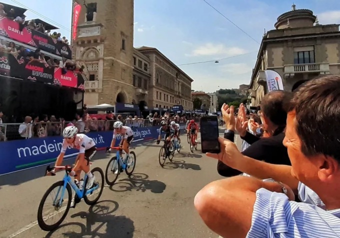 Arrivo del Giro d’Italia a Bergamo, una festa di popolo