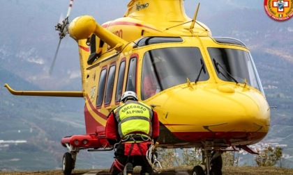 Gorno, si schianta in moto contro un palo: grave una ragazza di soli 18 anni