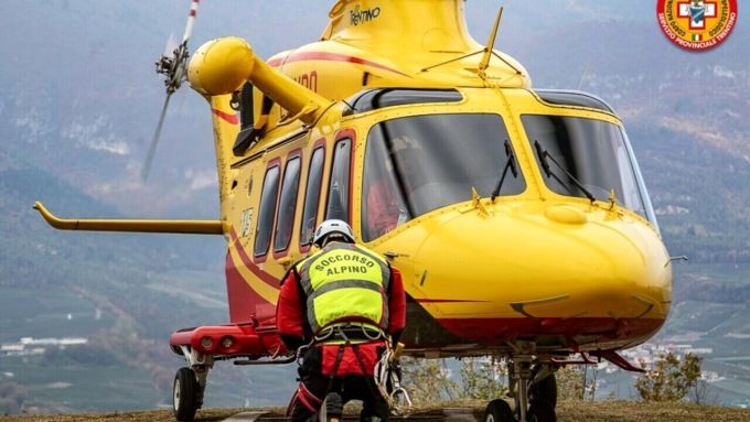 Gorno, si schianta in moto contro un palo: grave una ragazza di soli 18 anni