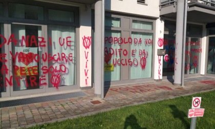 Vandalizzata con scritte no-vax (e non solo) la sede della Lega di Bergamo