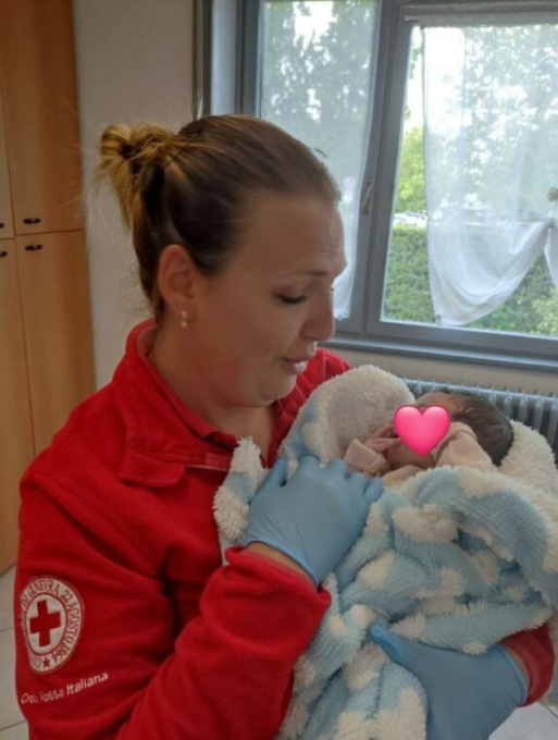L’emozione dei volontari della Croce Rossa che hanno accolto Noemi alla Culla per la vita