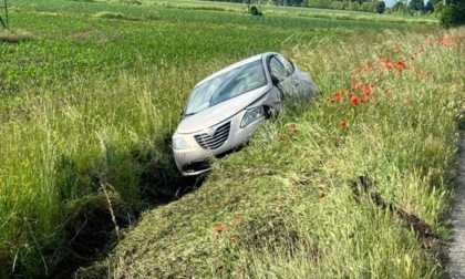 Paura per un incidente a Treviglio: due auto finiscono fuori strada