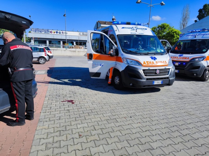 Aggredita a sprangate dal marito (che già aveva denunciato): operata in ospedale