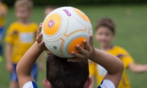 Partita di calcio dei bambini: mamma e nonna vengono alle mani sugli spalti