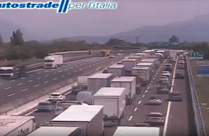 Incidente lungo la A4 all’altezza del casello di Seriate: ferito centauro 47enne