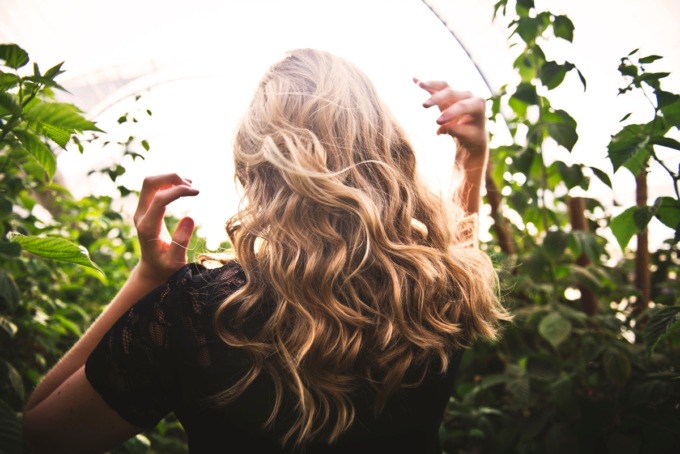 Che cosa bisogna fare per avere dei bei capelli?