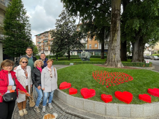 Un cuore di rose rosse all’uncinetto per la Festa della mamma: che meraviglia a Osio Sotto