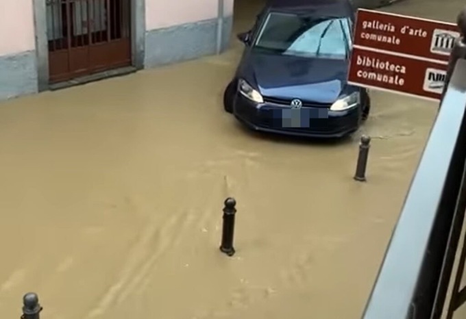 Bomba d’acqua sulla Bergamasca, allagate strade e scantinati: «La grandine usciva dai lavandini»