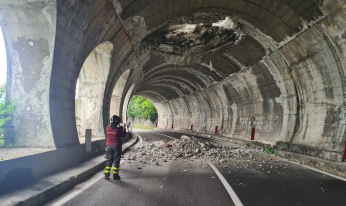 Il video della spaventosa frana che ha squarciato una galleria a Varenna, in provincia di Lecco