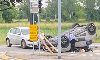 Macchina si ribalta dopo incidente a Treviglio, due feriti in ospedale