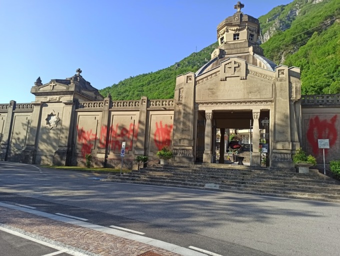 Nuovo raid no vax, questa volta al cimitero di San Pellegrino