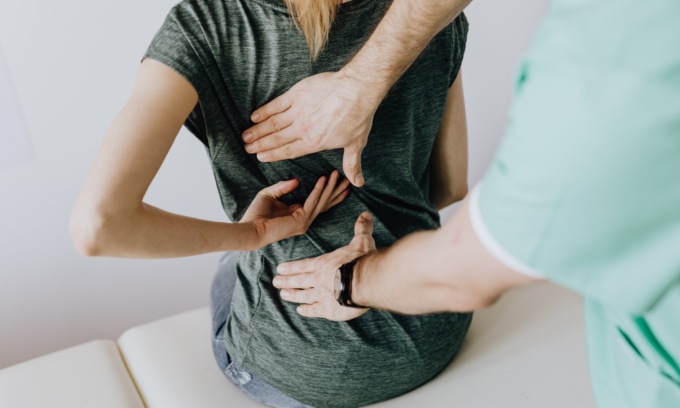 Atteggiamenti equivoci e un bacio rubato: condannato osteopata 51enne per violenza sessuale