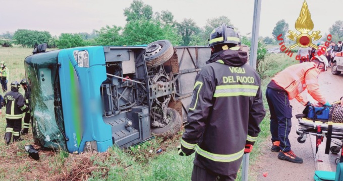 Pullman fuori strada nel Bresciano: 12 persone finiscono in ospedale