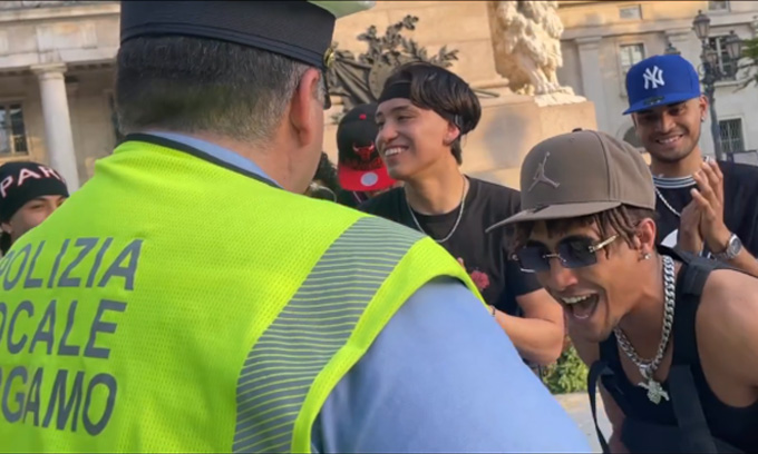 Improvvisata rap con la polizia locale in Piazza Matteotti: «On the Road è anche questo»