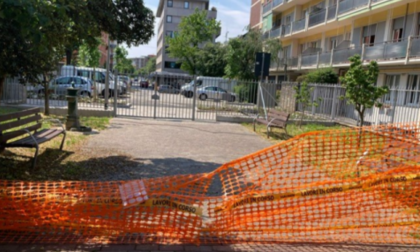 Lavori finiti al Parco Locatelli di Bergamo, ma la rete del cantiere c'è ancora