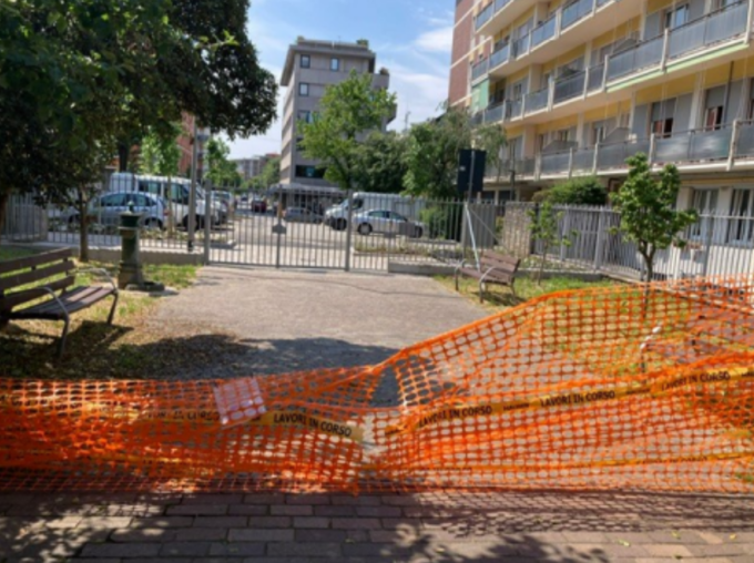 Lavori finiti al Parco Locatelli di Bergamo, ma la rete del cantiere c’è ancora
