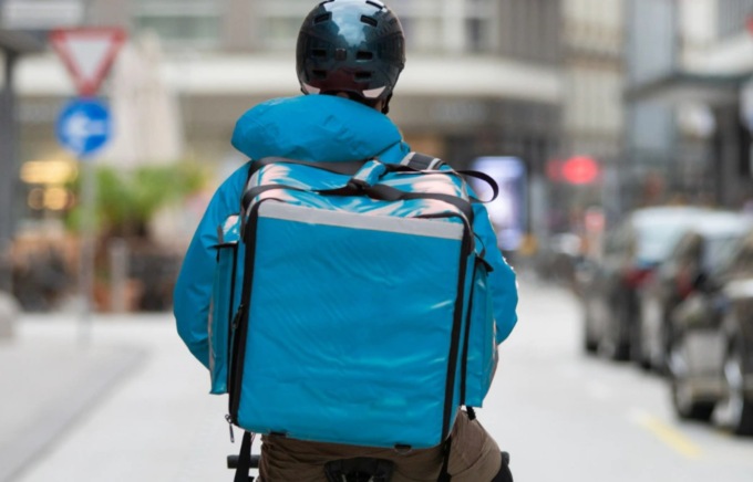 Un rider risponde al collega: «Il nostro è lavoro autonomo, quando lo scegliamo sappiamo com’è»