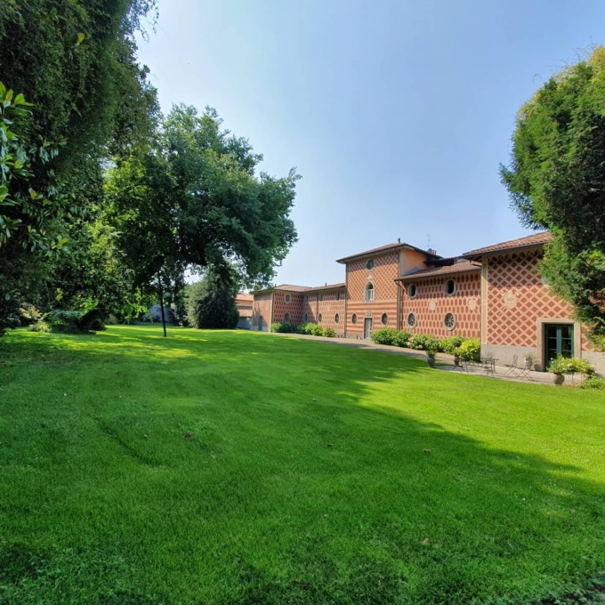 Stezzano, dove l’arte diventa esperienza: a Villa Moroni arriva “Sotto Vestite Spoglie”