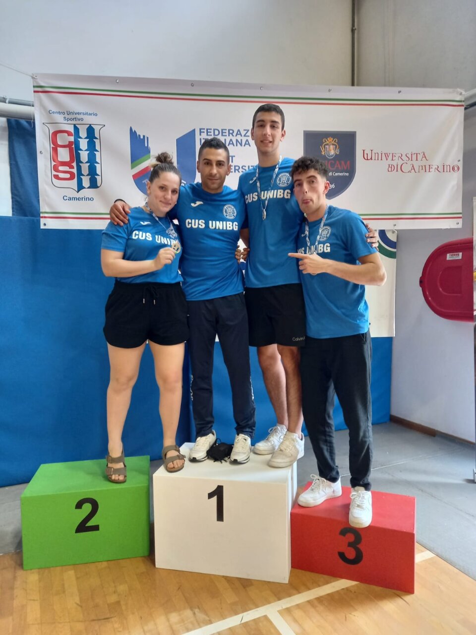 03. sx-dx Camilla Petruzzi, allenatore, Fabio Mazzoleni, Riccardo Bomei_Oro, Argento e Bronzo nel Karate_CNU CAMERINO 2023