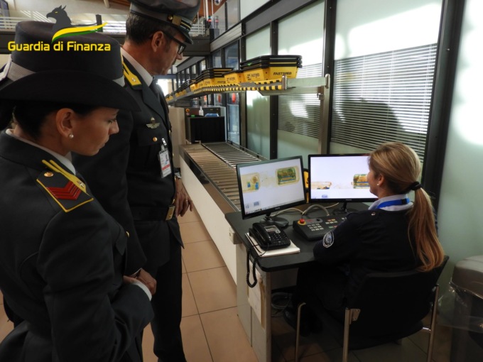 Centinaia di clandestini in Italia con voli di linea e documenti falsi: passavano anche da Orio